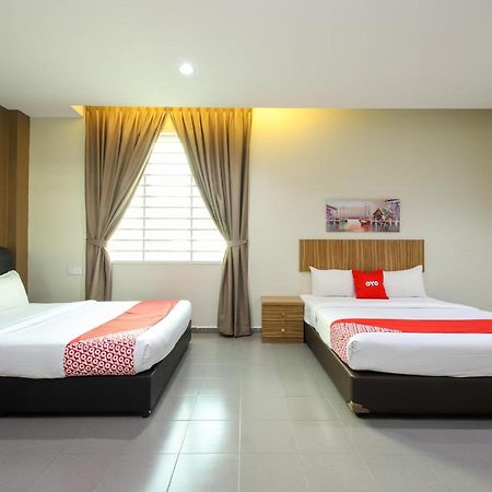 Oyo 89839 Riaz Hotel Malacca Exterior foto